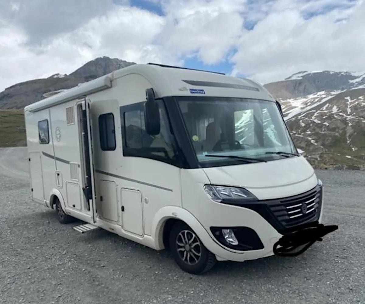 Camping-car de face en montagne