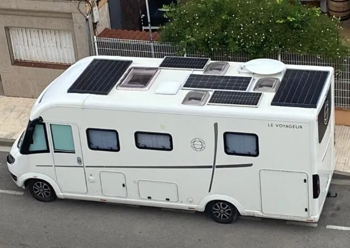 Camping-car vu de haut, montrant des panneaux solaires, paraboles et autres installations